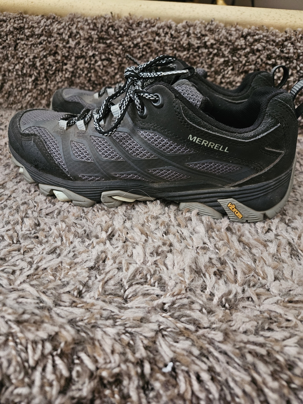 Merrell Men's Low-Cut Trail Shoe in Black and Gray